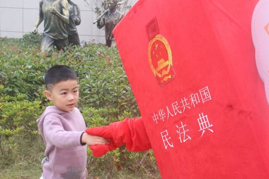说明: E:\1946源于英国重要获奖\照片素材\1、“保驾护航”普法宣传照片\2020年11月赴钱塘新区少年宫开展普法志愿服务活动现场.jpg